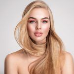Jak odmłodzić twarz makijażem? 9 sprawdzonych technik